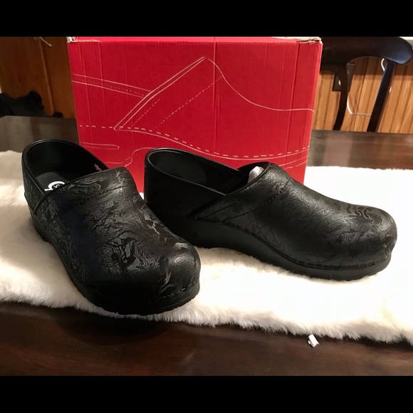 sanita nursing clogs